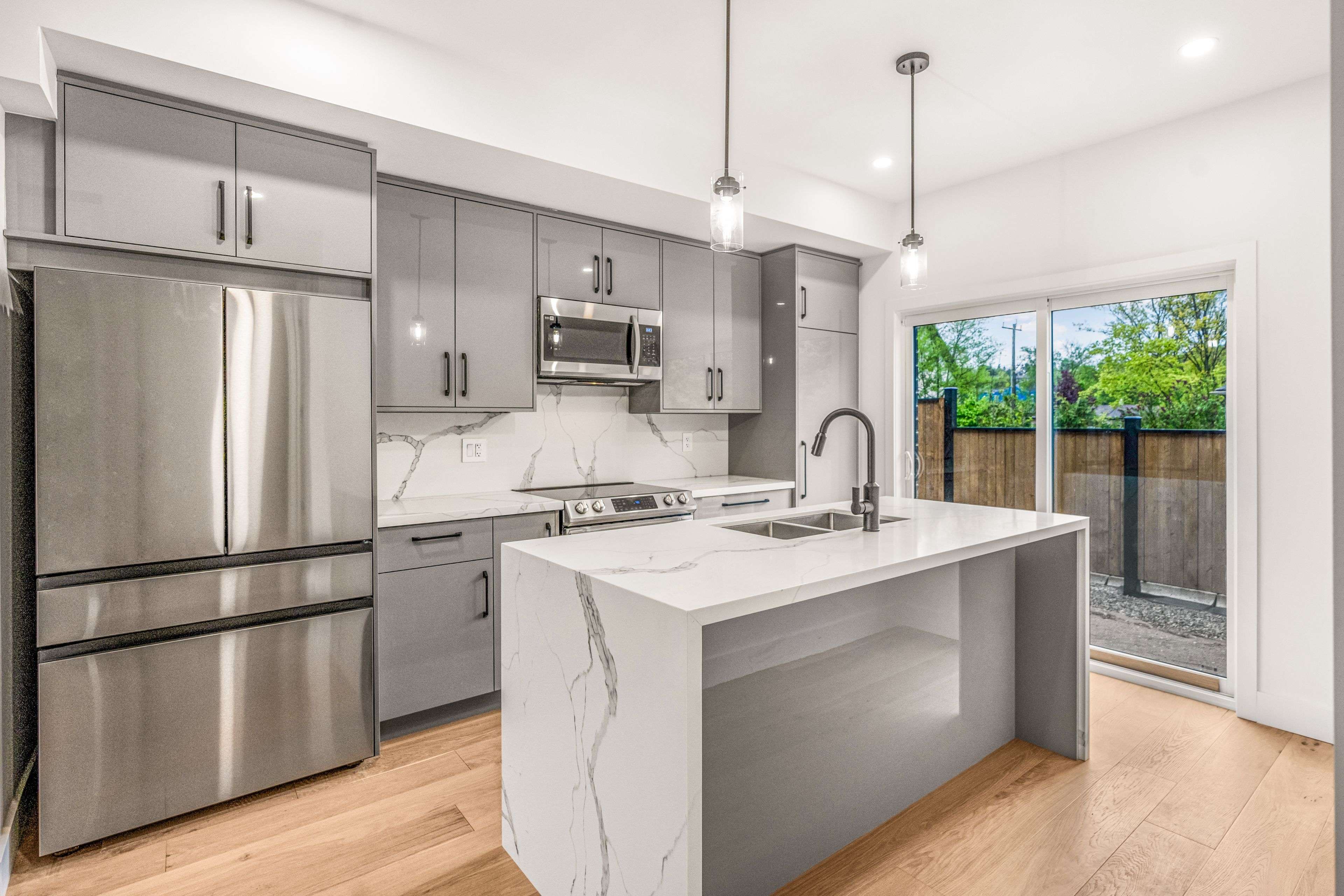4 Alderwood LN, Barrie, ON L4N 3J2
