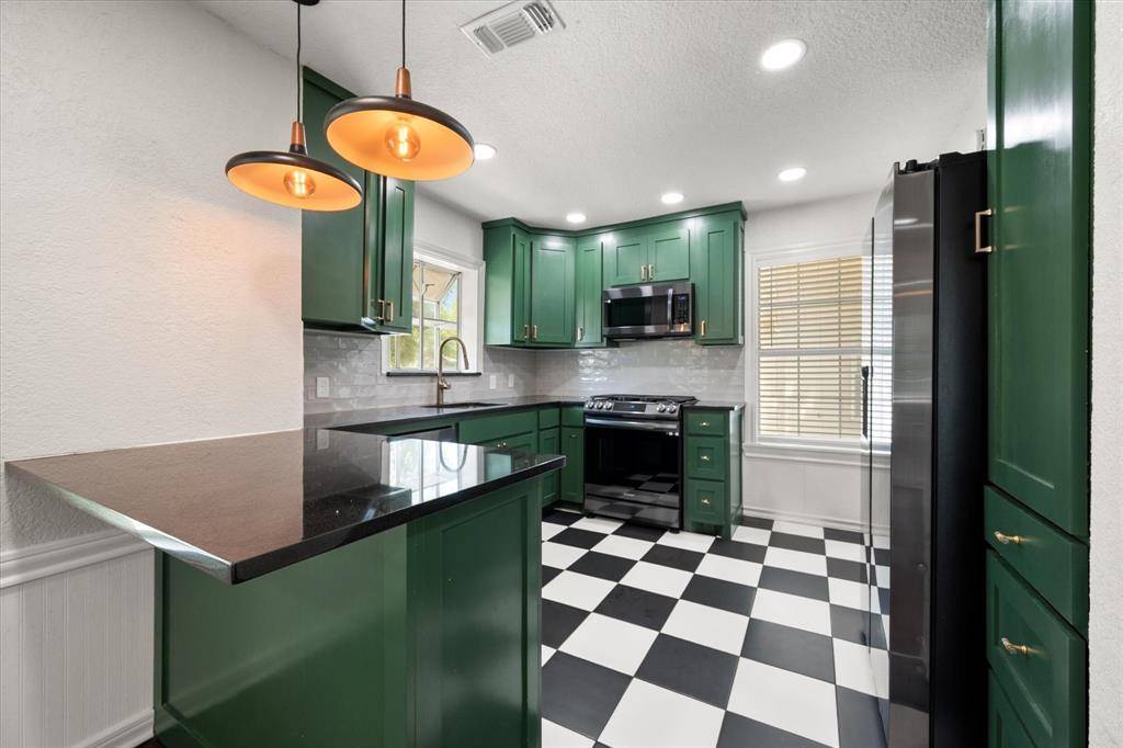 4521 Calmont Avenue, Fort Worth, TX 76107