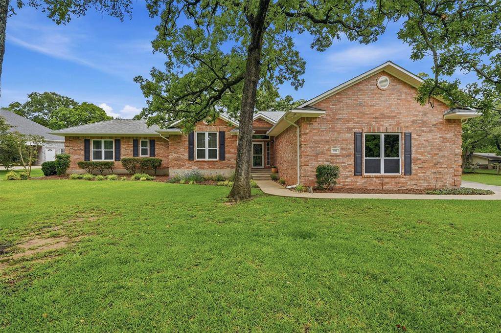 106 Santee Drive, Lake Kiowa, TX 76240