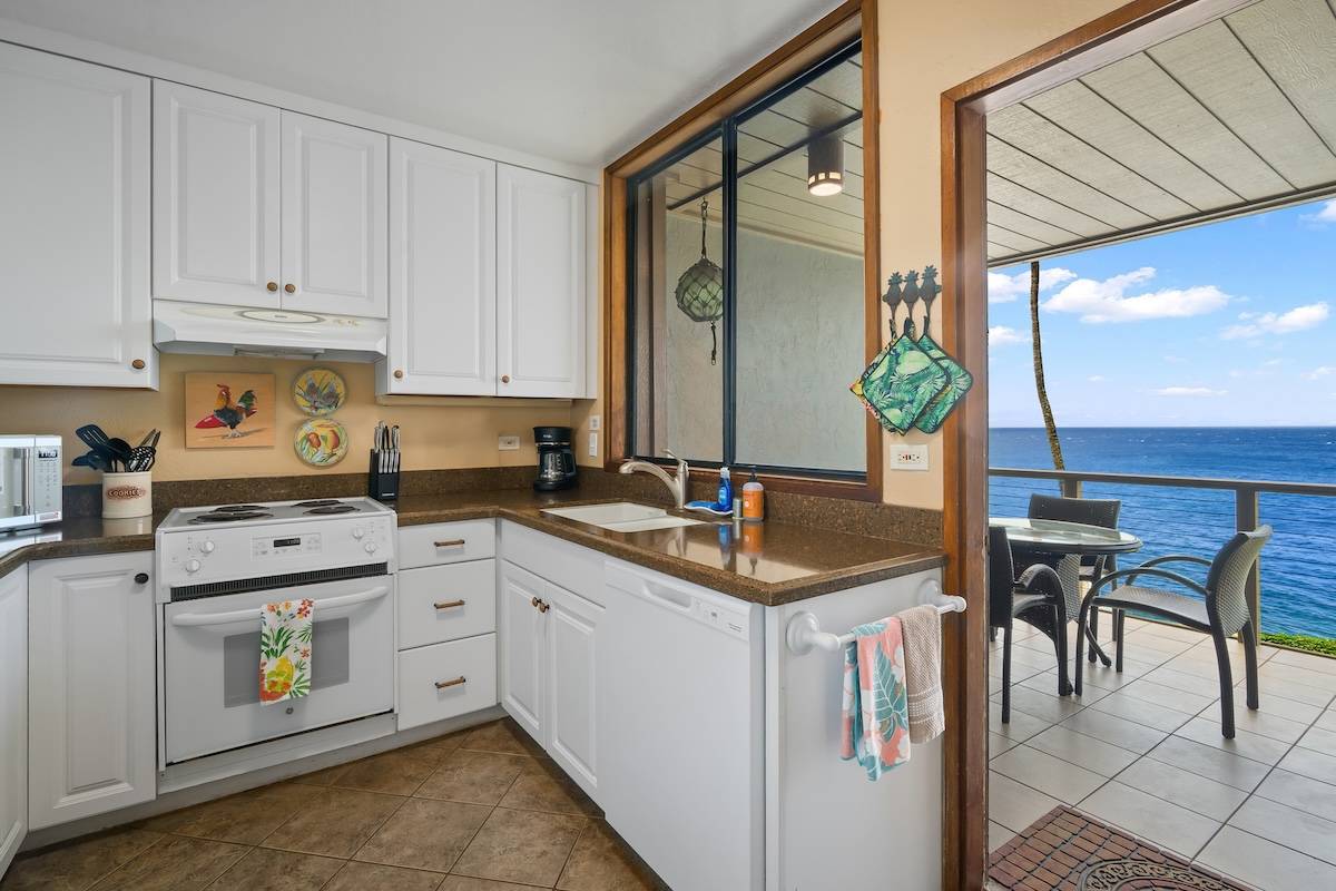 1677 PEE RD #C2, Koloa, HI 96756