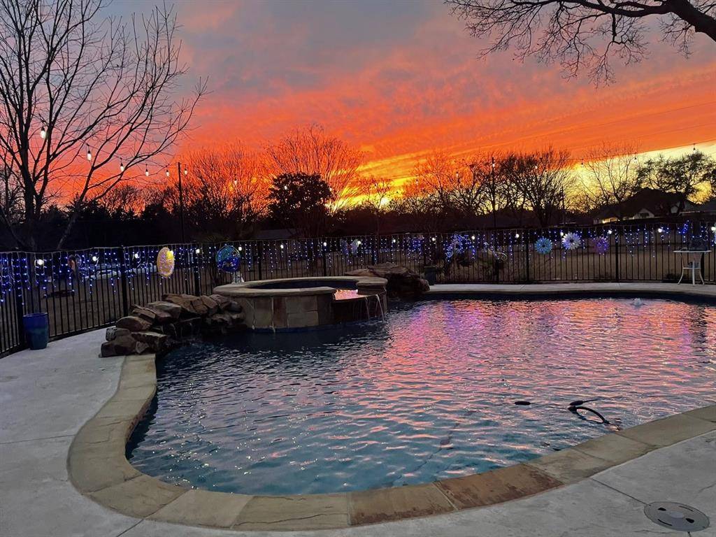 105 Elm Drive, Oak Leaf, TX 75154