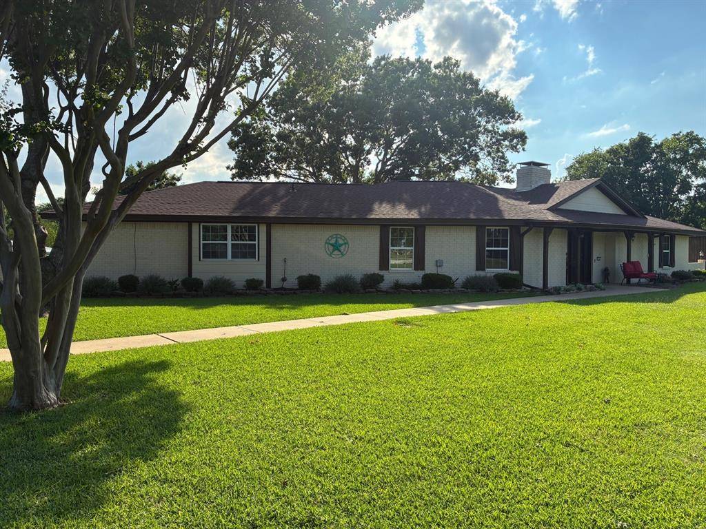105 Elm Drive, Oak Leaf, TX 75154