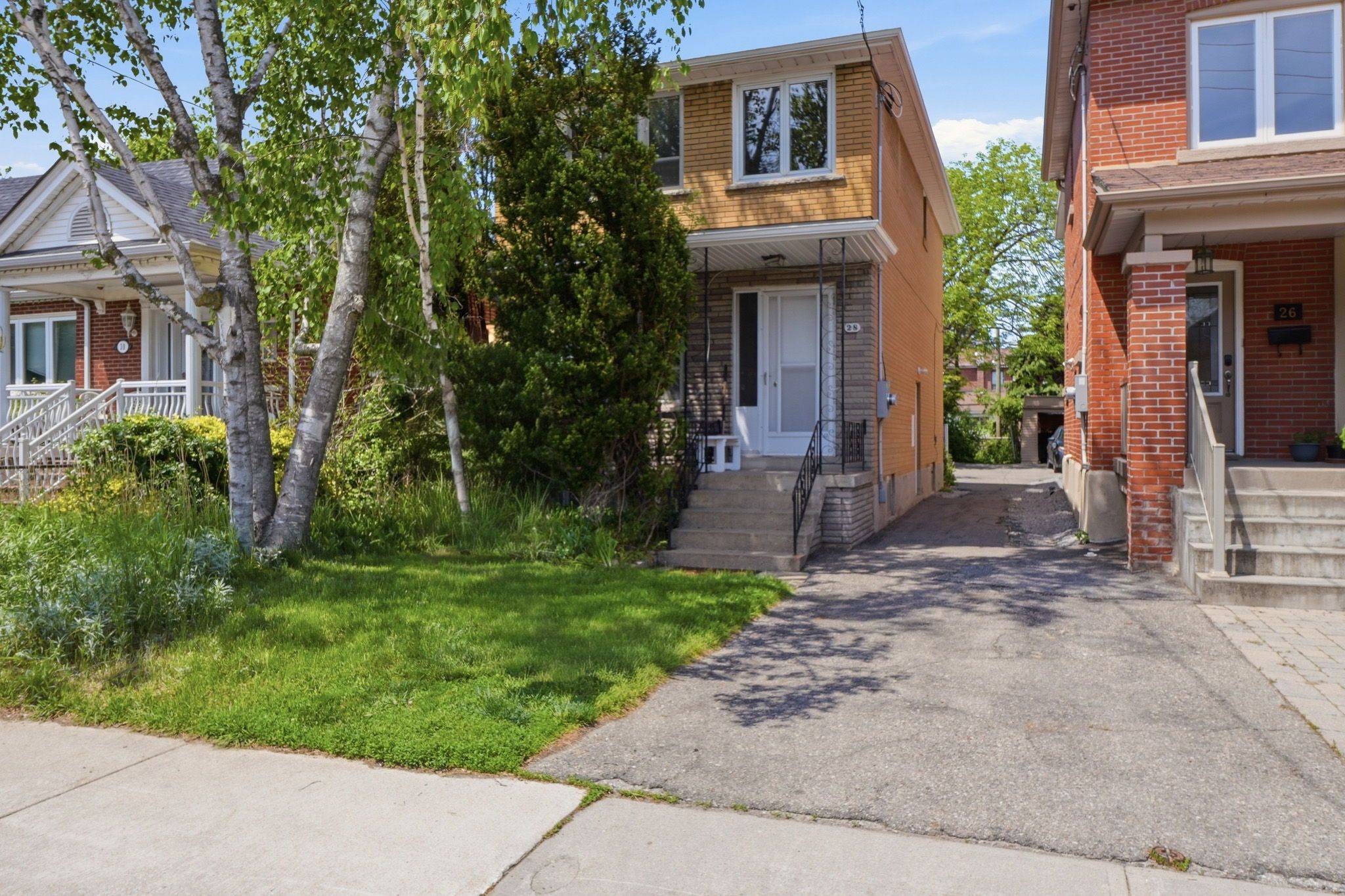 28 East DR E, Toronto W03, ON M6N 2N7