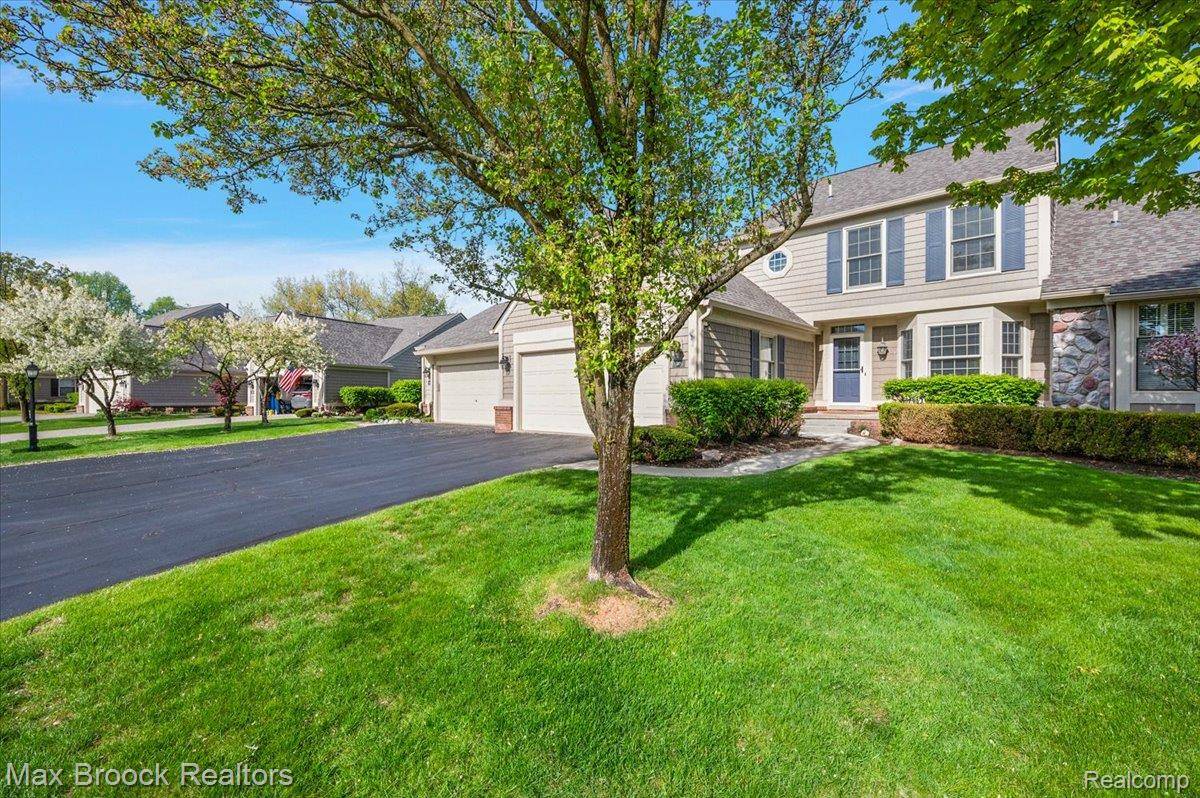 911 Tartan TRL, Bloomfield Charter Township, MI 48304