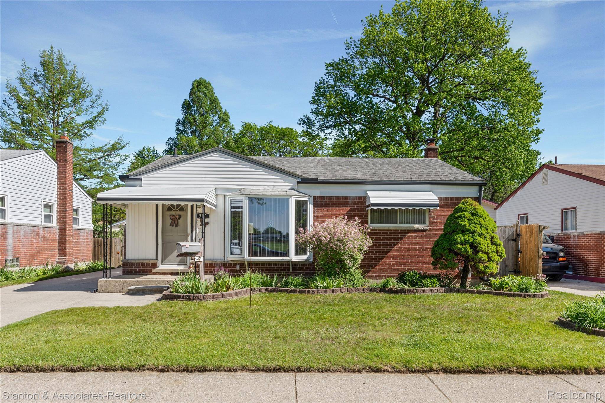 917 E Farnum AVE, Madison Heights, MI 48071