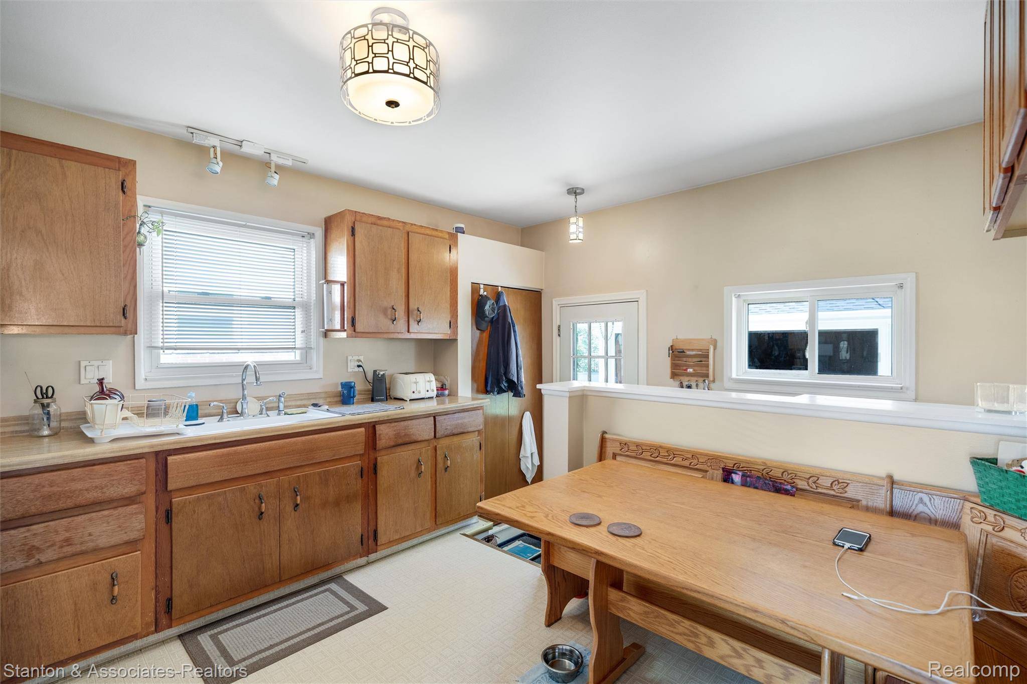 917 E Farnum AVE, Madison Heights, MI 48071