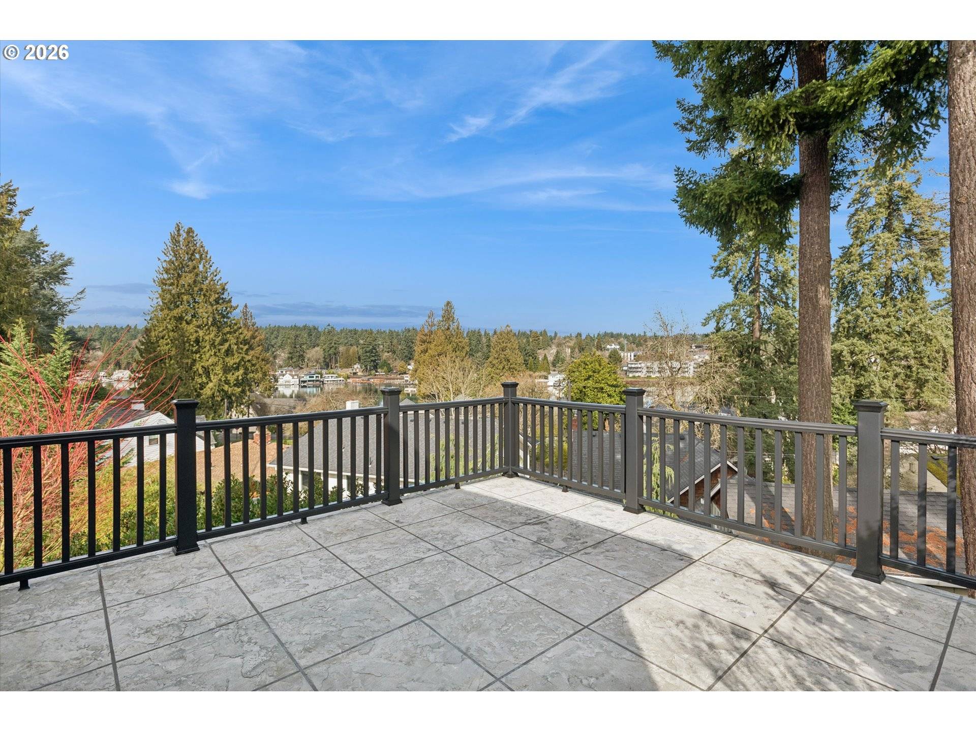 135 MIDDLECREST RD, Lake Oswego, OR 97034