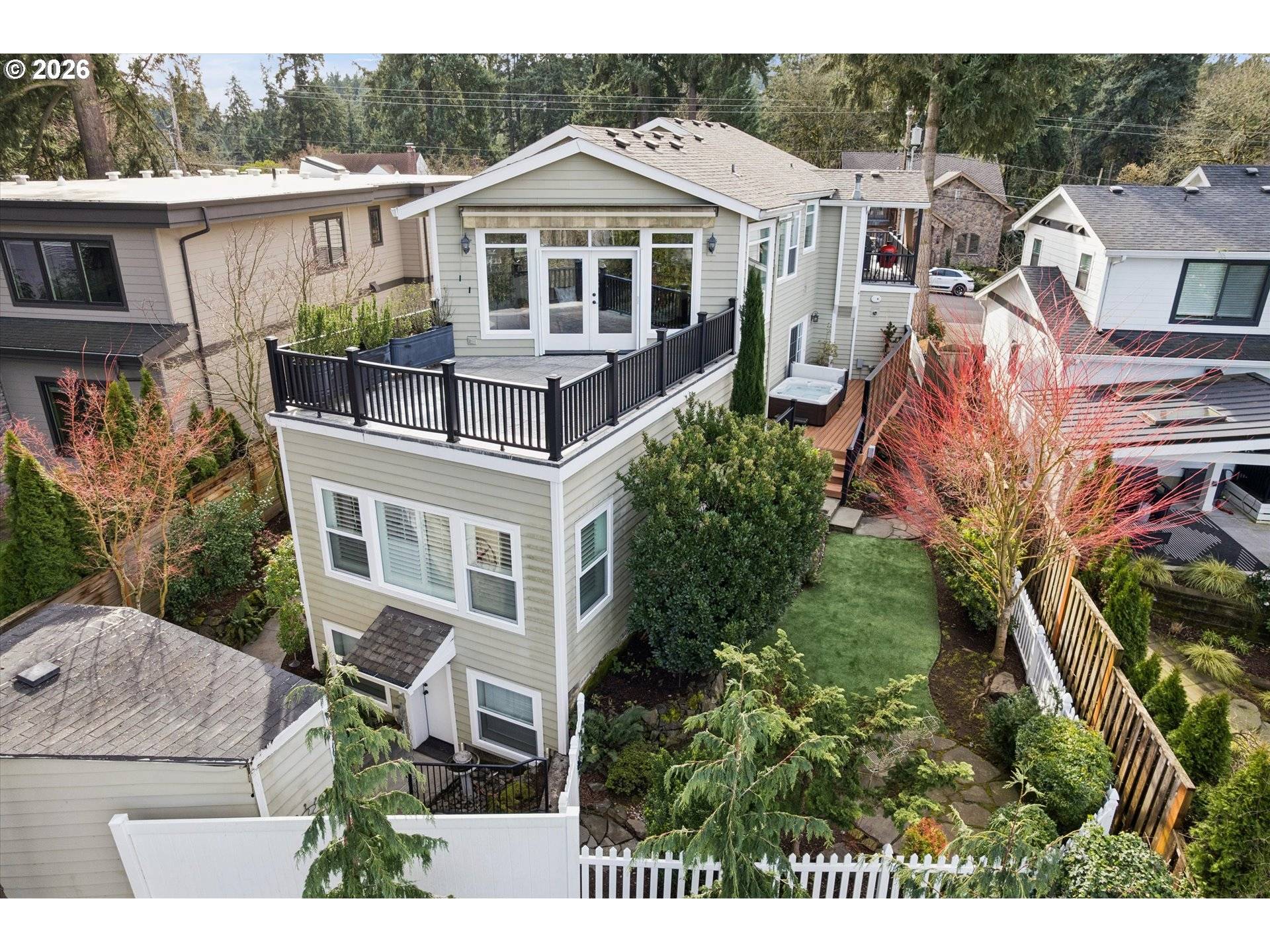 135 MIDDLECREST RD, Lake Oswego, OR 97034