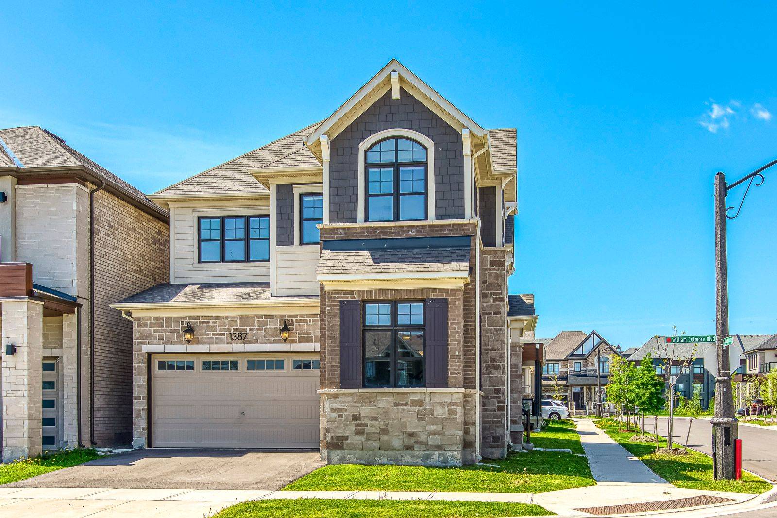 1387 Aymond CRES, Oakville, ON L6H 7W9
