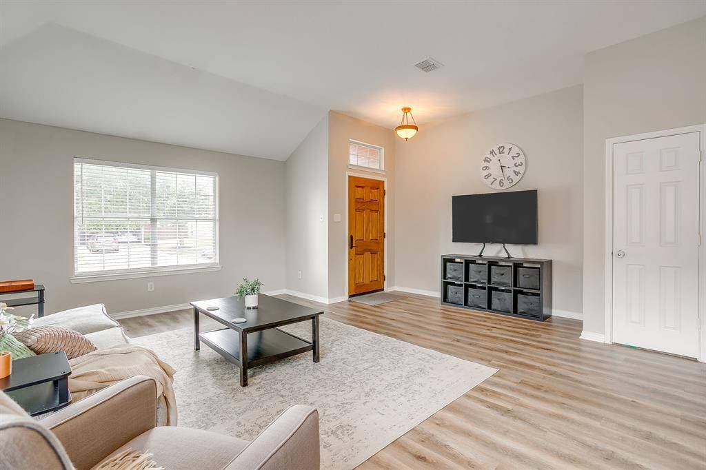 1124 Mourning Dove Drive, Burleson, TX 76028
