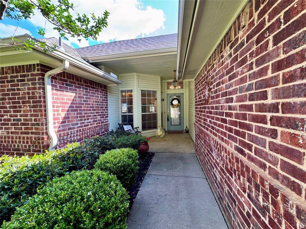 729 Bent Tree Court, Hurst, TX 76054