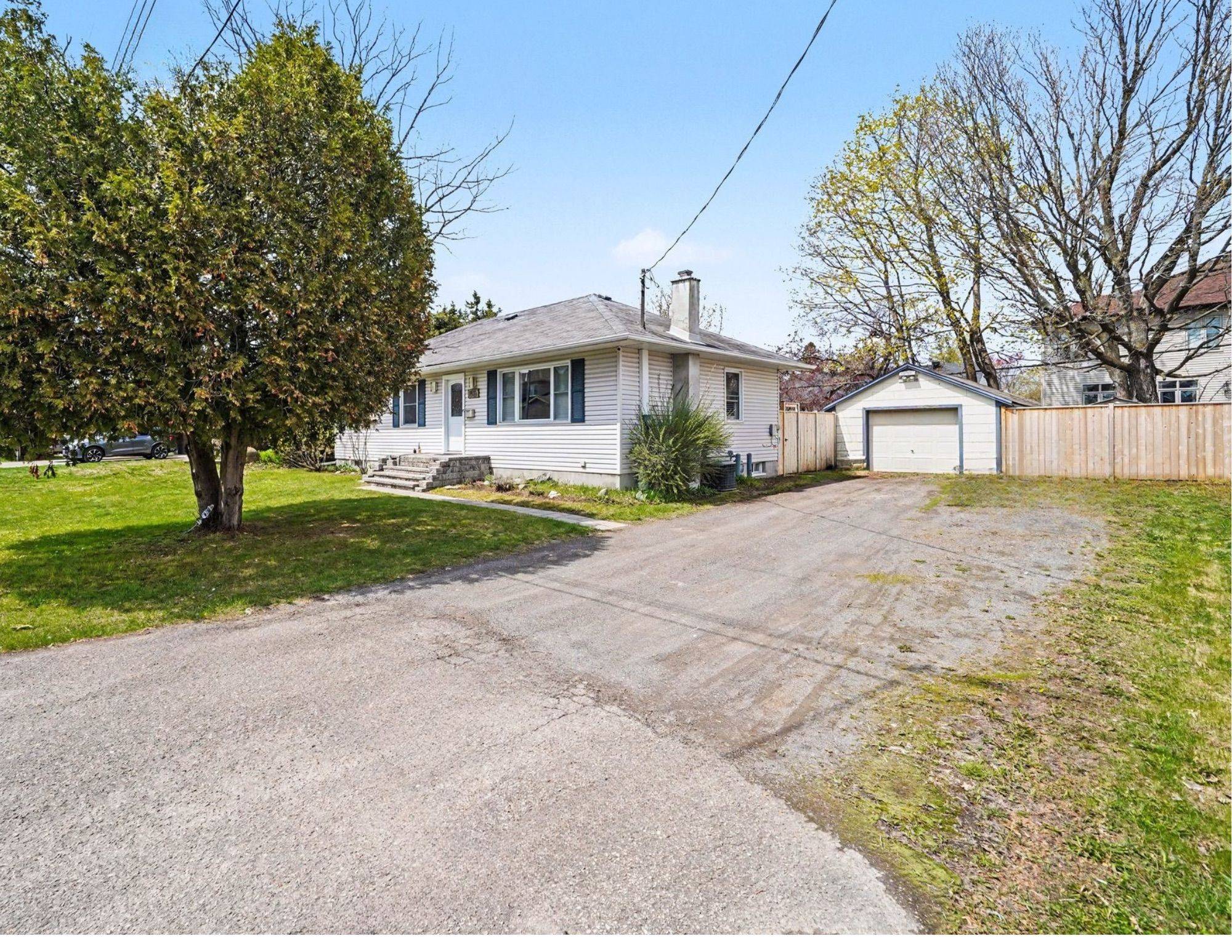 1515 Kingsdale AVE N, Blossom Park - Airport And Area, ON K1T 1H1