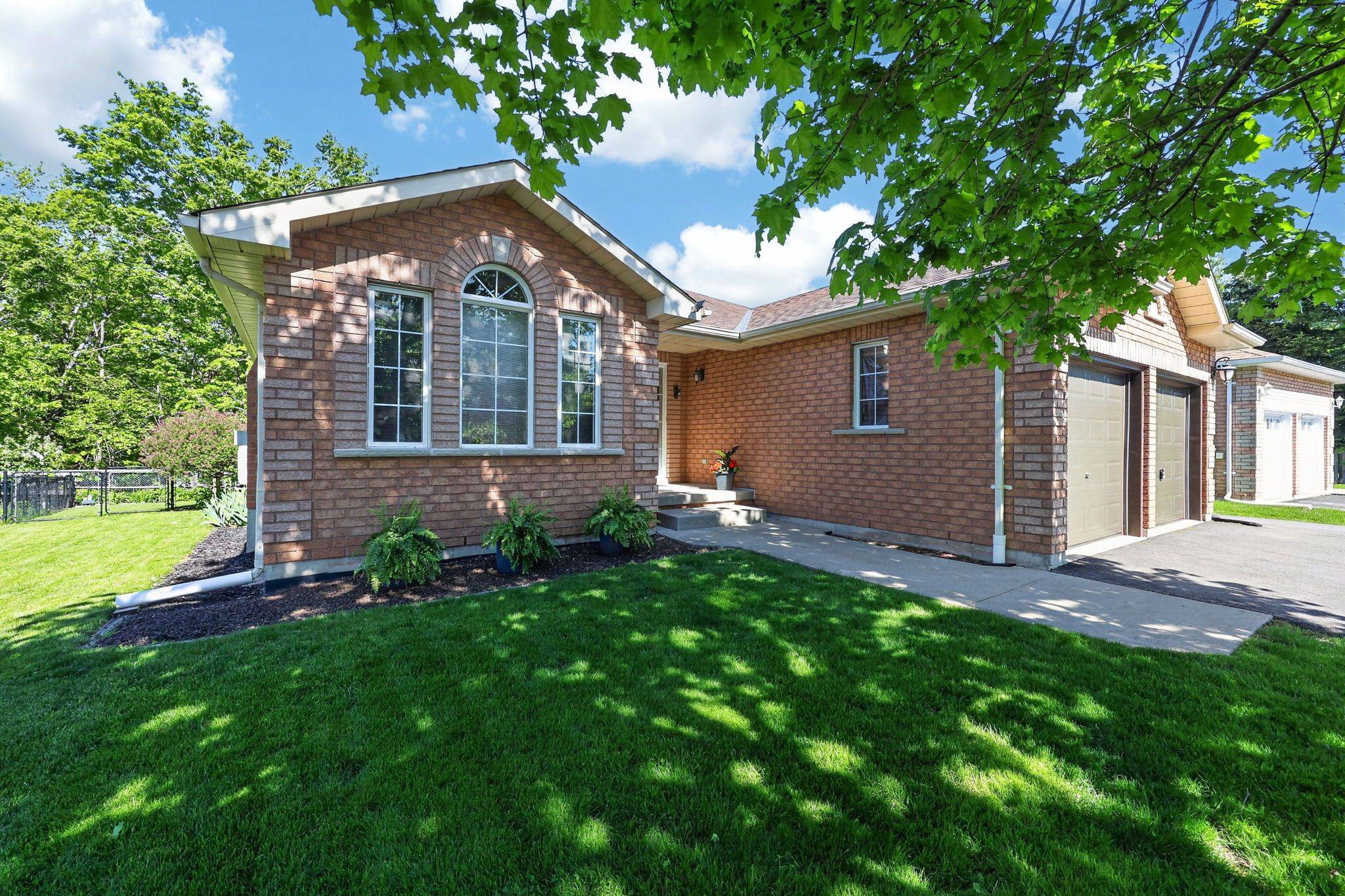 143 Emms DR, Barrie, ON L4N 8H7