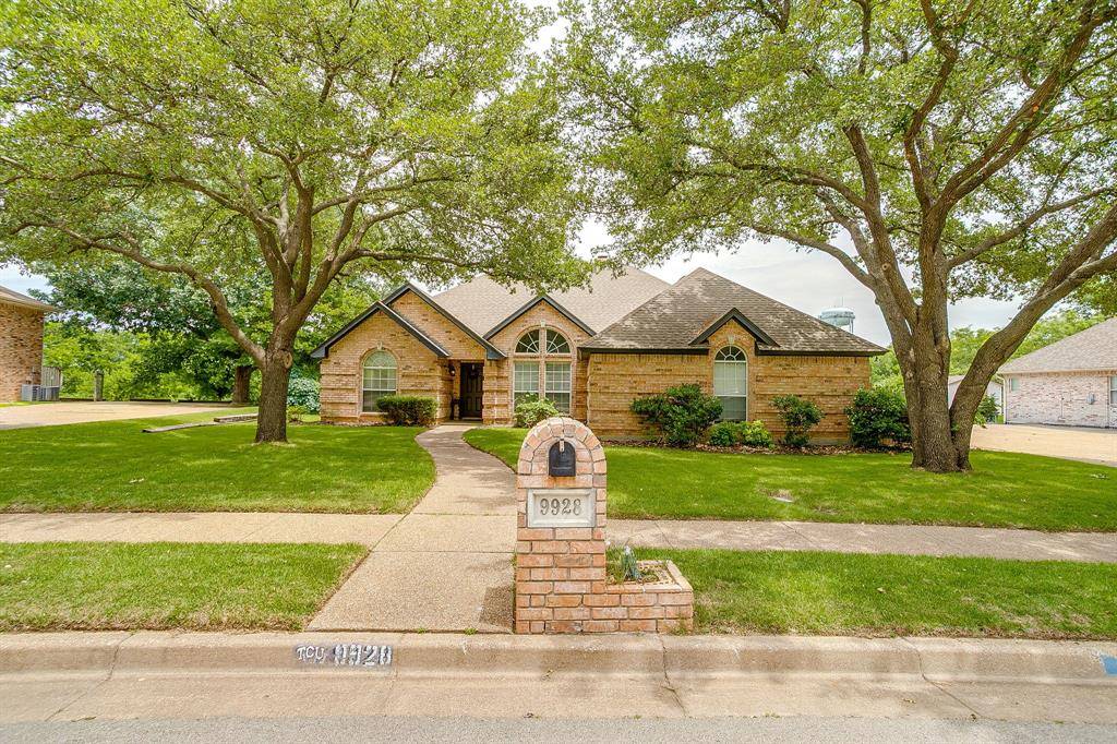 9928 Wandering Way Street, Benbrook, TX 76126