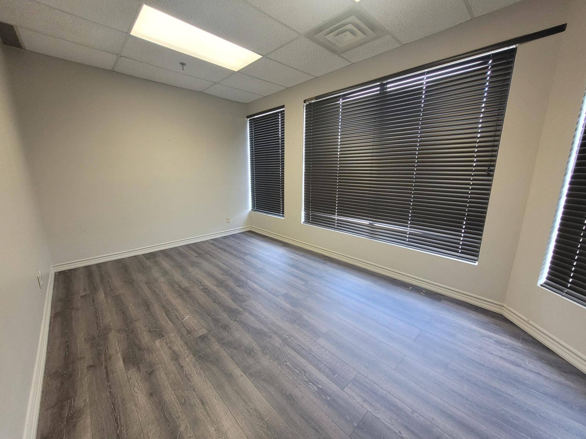4300 Steeles AVE W #Unit 31, Vaughan, ON L4L 4C2