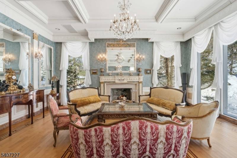 12 E Saddle River Rd, Saddle River Boro, NJ 07458