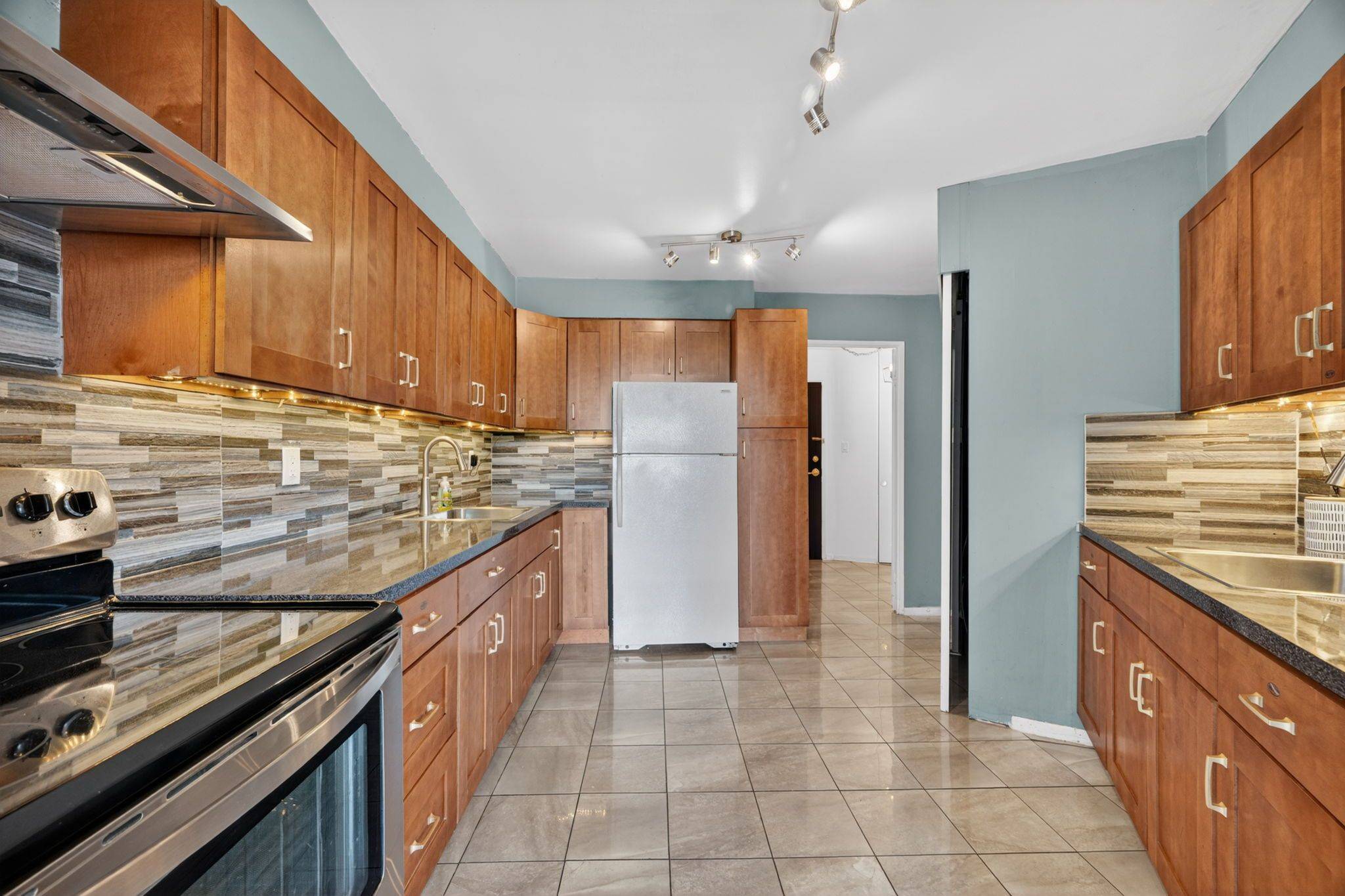 150 Neptune DR #304, Toronto C04, ON M6A 2Y9