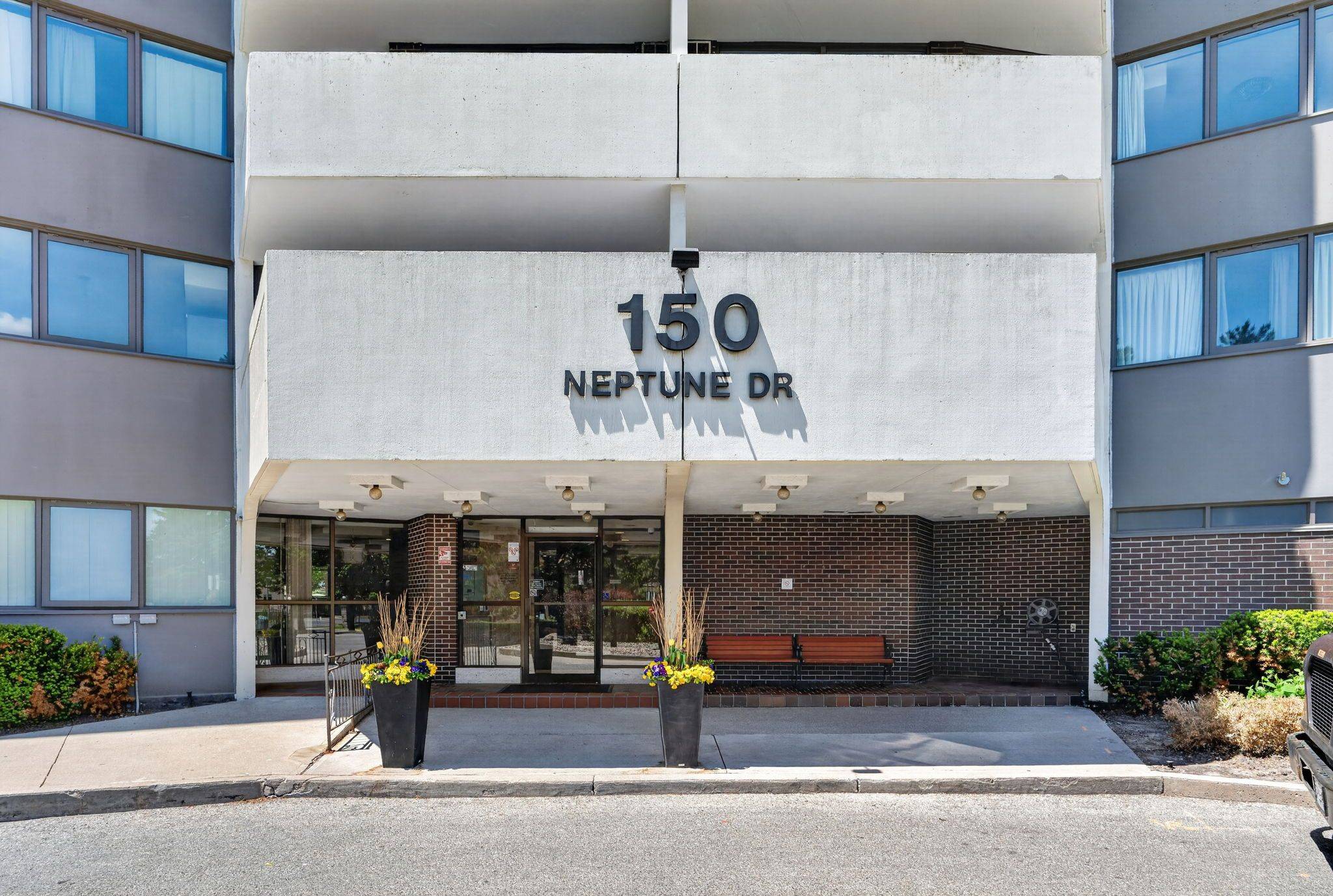 150 Neptune DR #304, Toronto C04, ON M6A 2Y9
