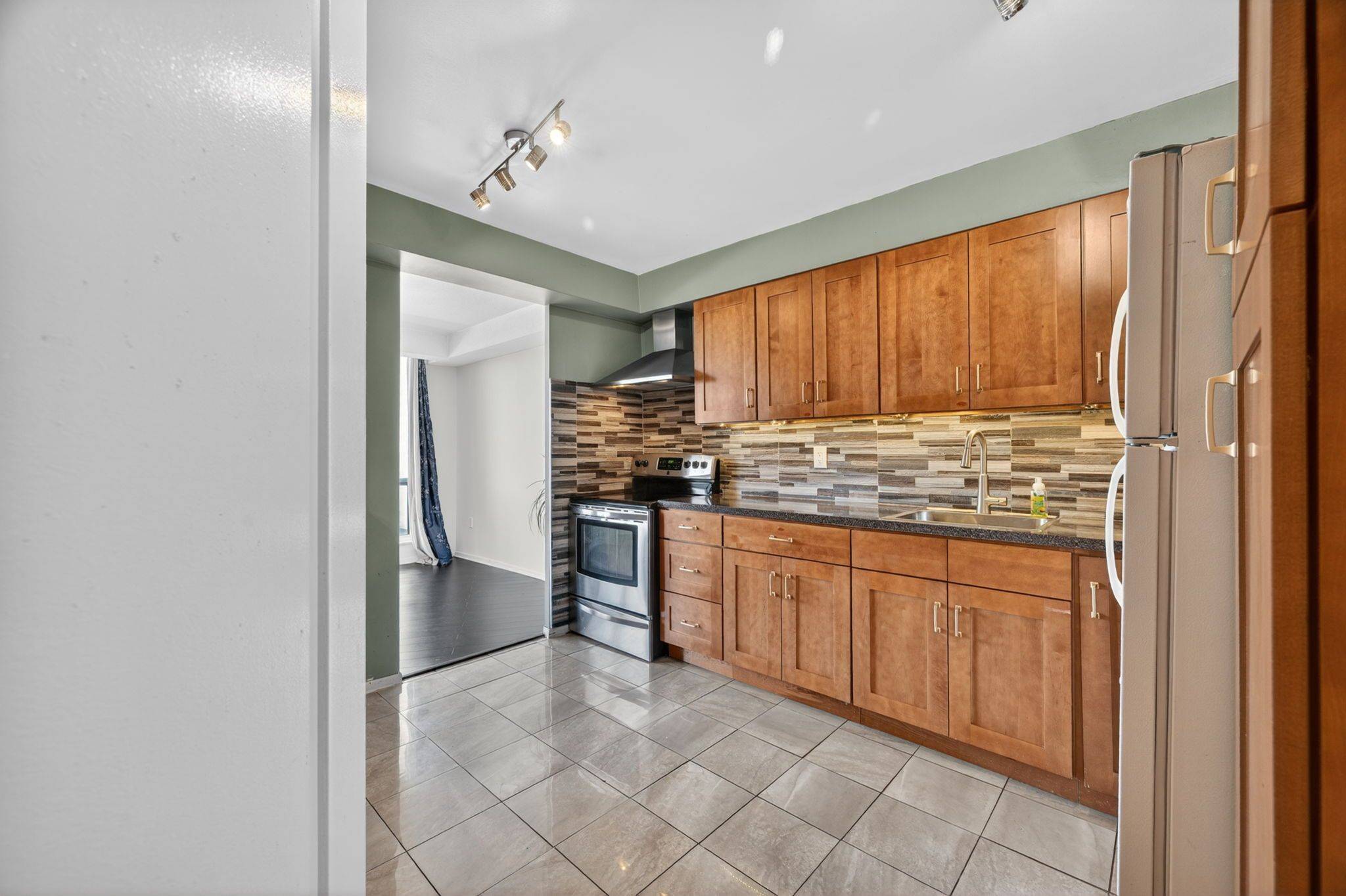 150 Neptune DR #304, Toronto C04, ON M6A 2Y9