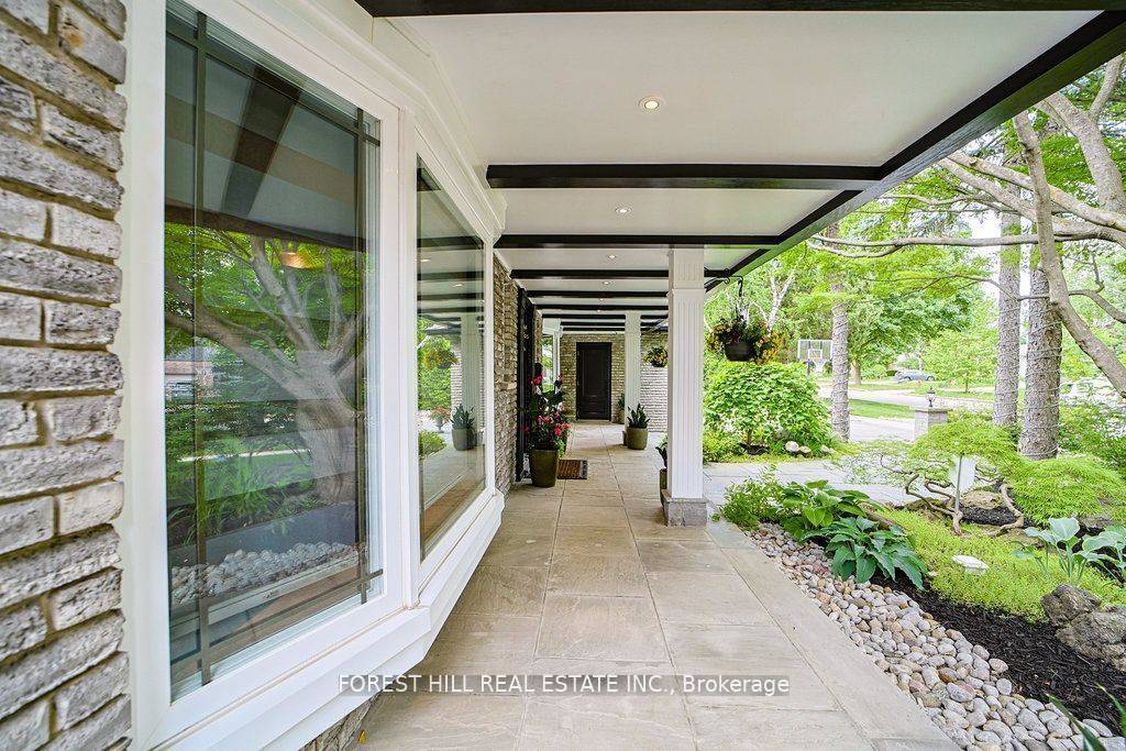 160 Banbury RD, Toronto C13, ON M3B 2L8