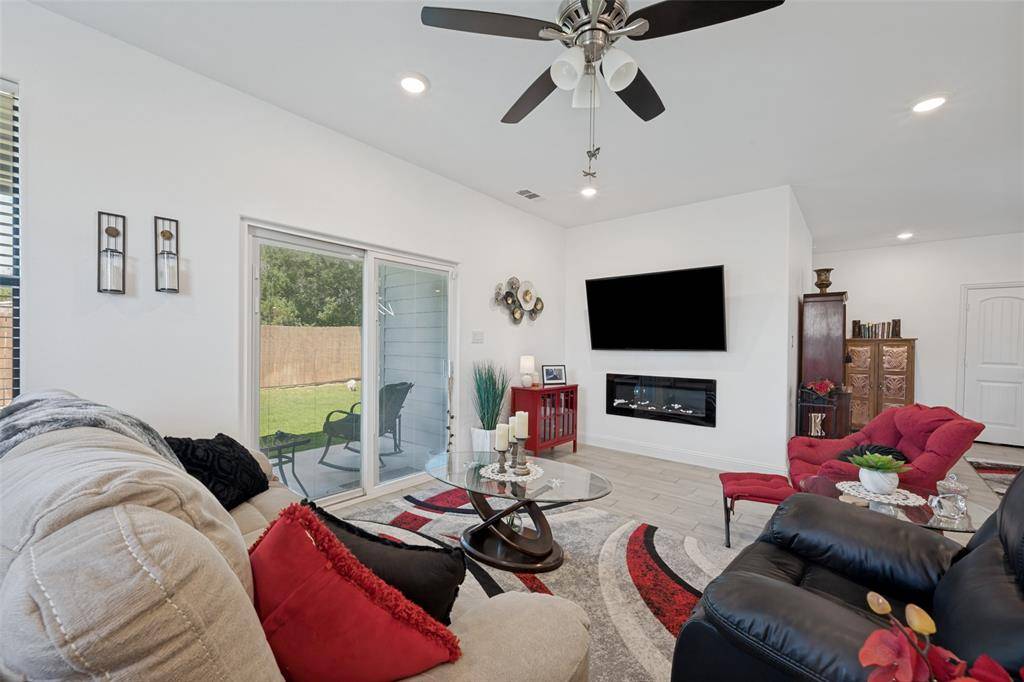 2404 Beverly Drive, Granbury, TX 76048