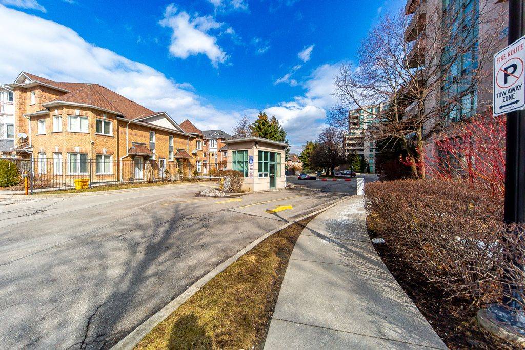 5 Emerald LN #306, Vaughan, ON L4J 8P7