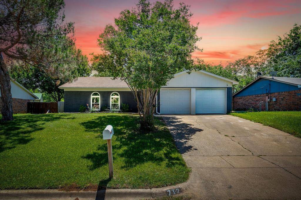712 Poe Street, Azle, TX 76020