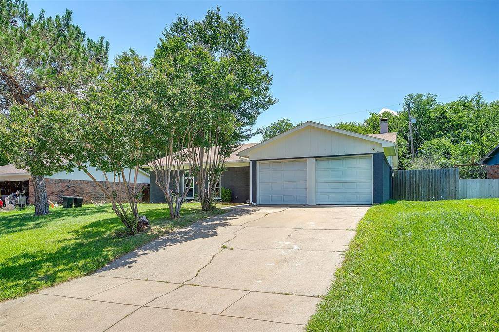 712 Poe Street, Azle, TX 76020