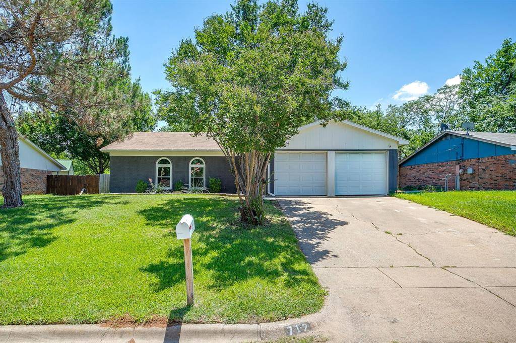 712 Poe Street, Azle, TX 76020