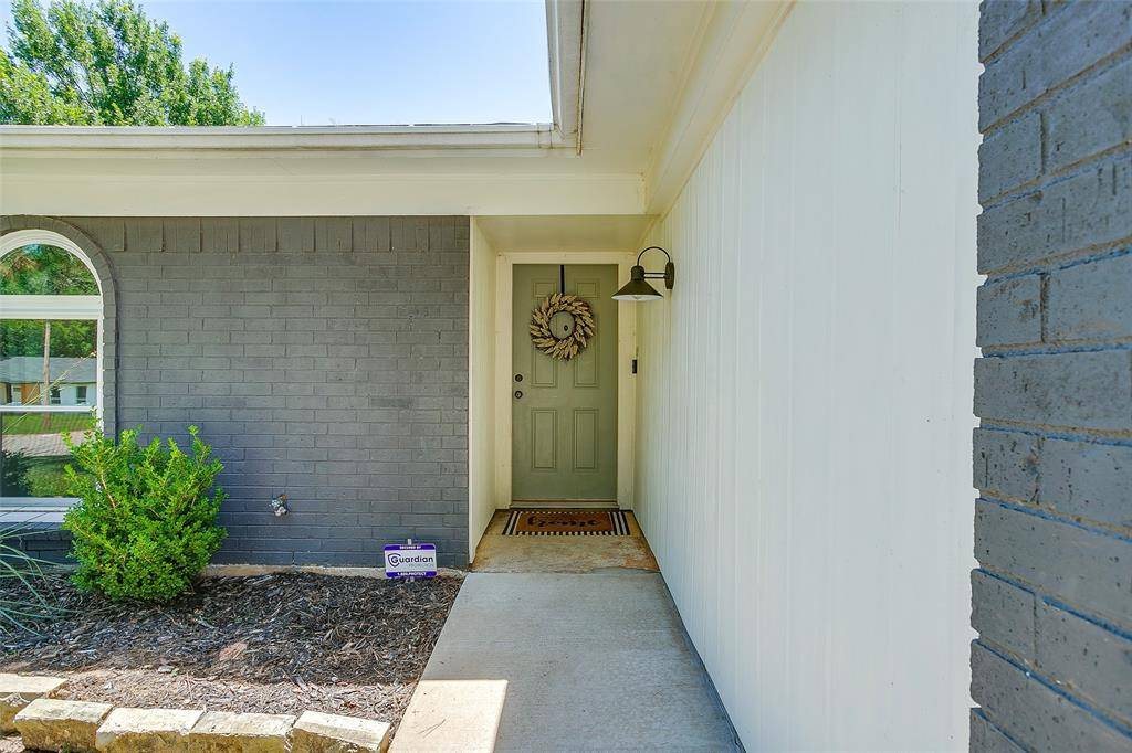712 Poe Street, Azle, TX 76020