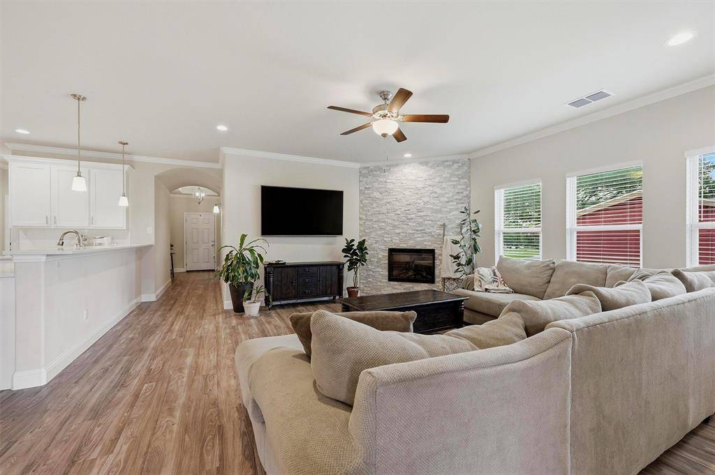 114 Sequoya Drive, Lake Kiowa, TX 76240