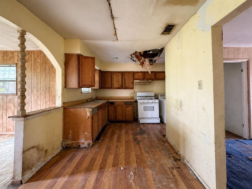 2951 E Ann Arbor Avenue, Dallas, TX 75216