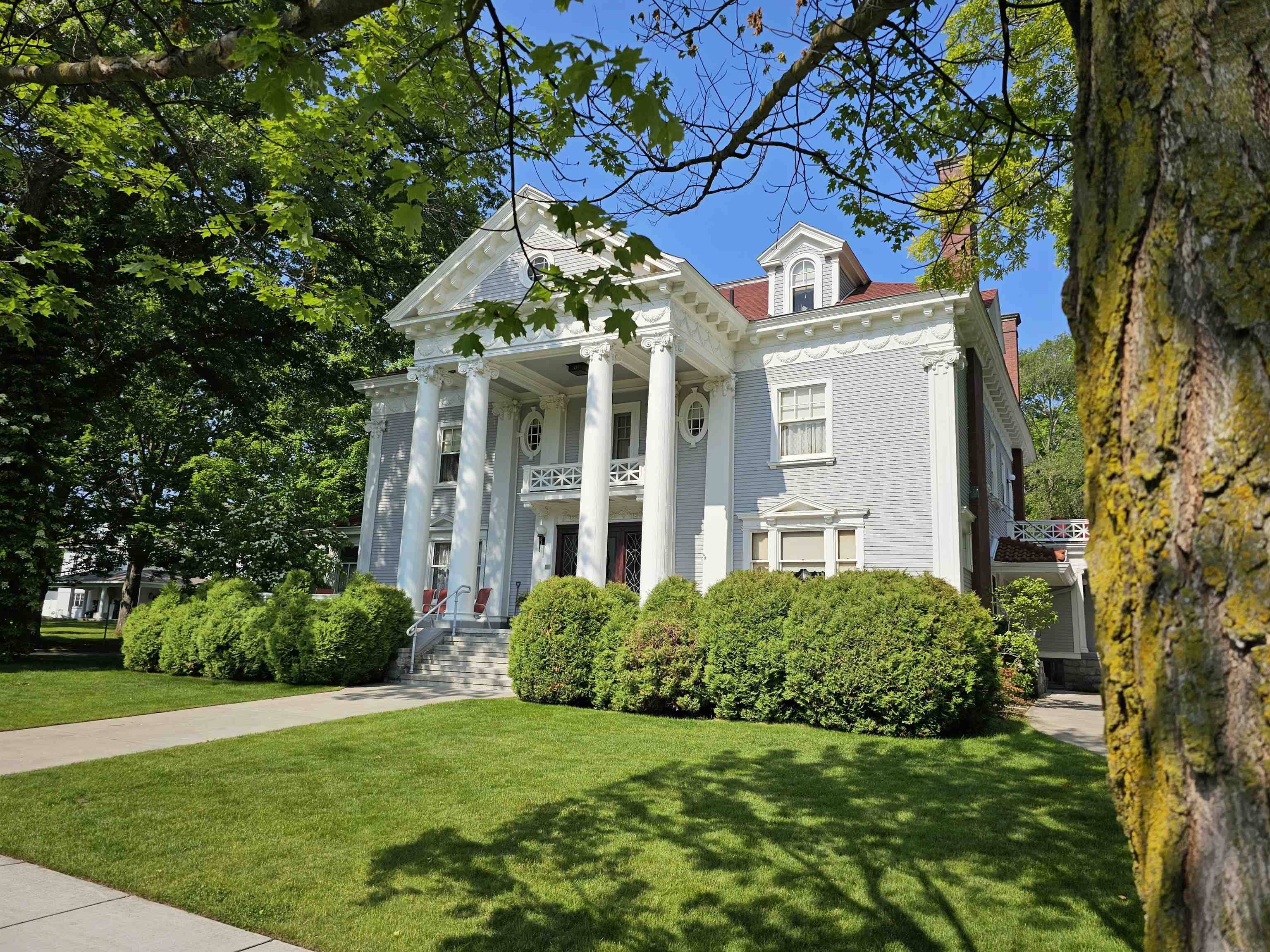 230 Wellington, Traverse City, MI 49686