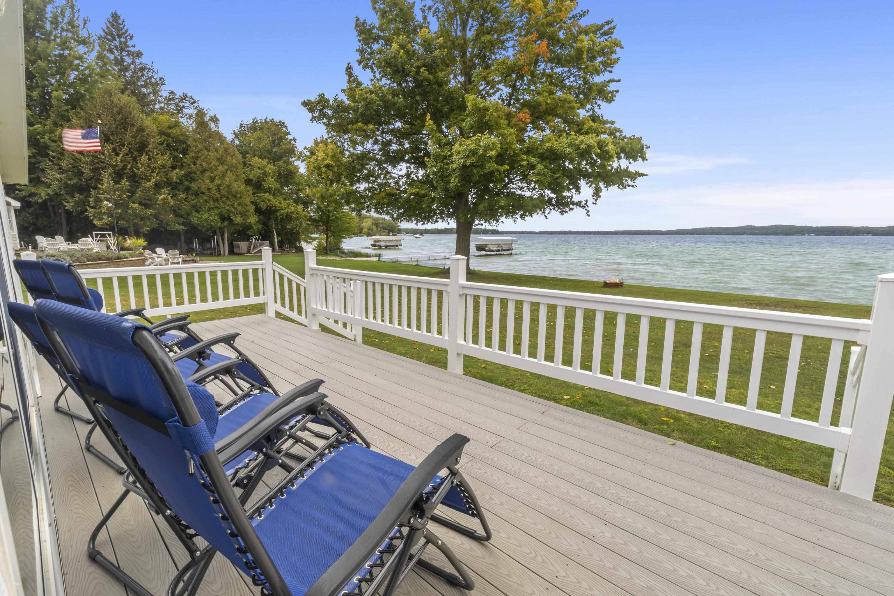 6910 Carter RD, Benzonia Twp, MI 49617