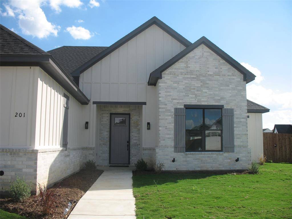 201 Cliff Court, Godley, TX 76044
