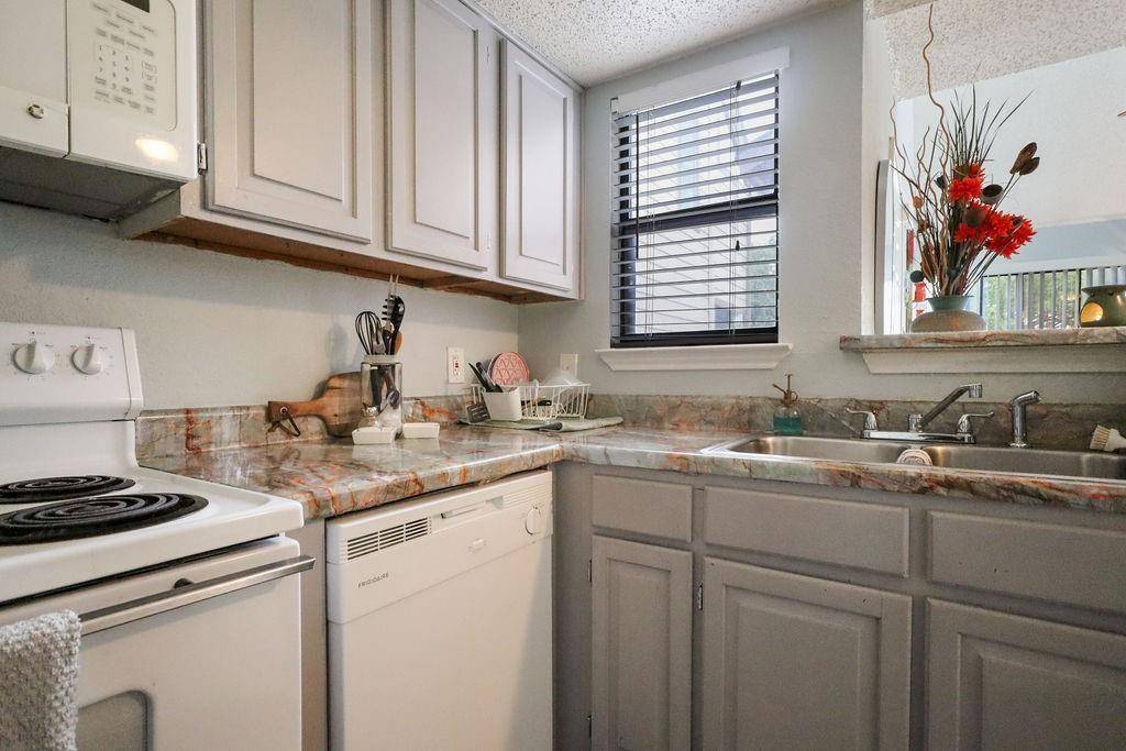 2300 Bamboo Drive #N211, Arlington, TX 76006