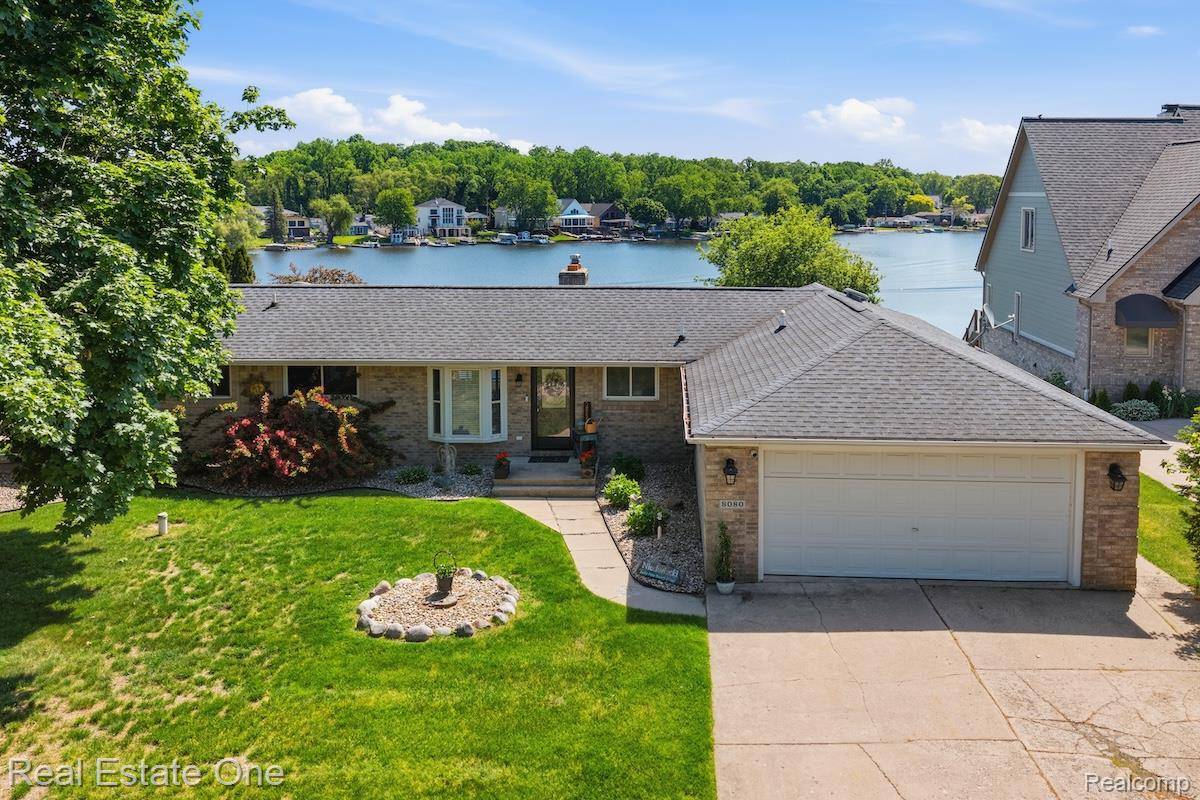 8080 Pine Ranch DR, Brighton Township, MI 48114