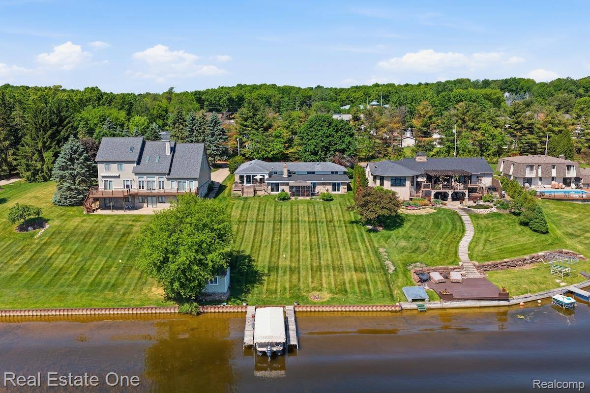 8080 Pine Ranch DR, Brighton Township, MI 48114