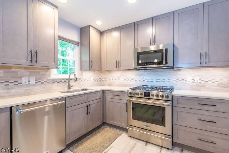 11 Burnham Dr, Pequannock Twp., NJ 07444