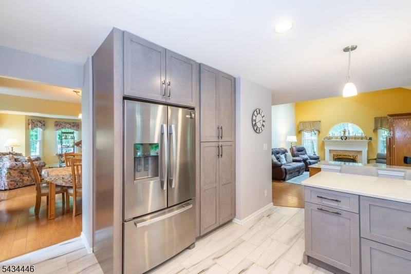 11 Burnham Dr, Pequannock Twp., NJ 07444