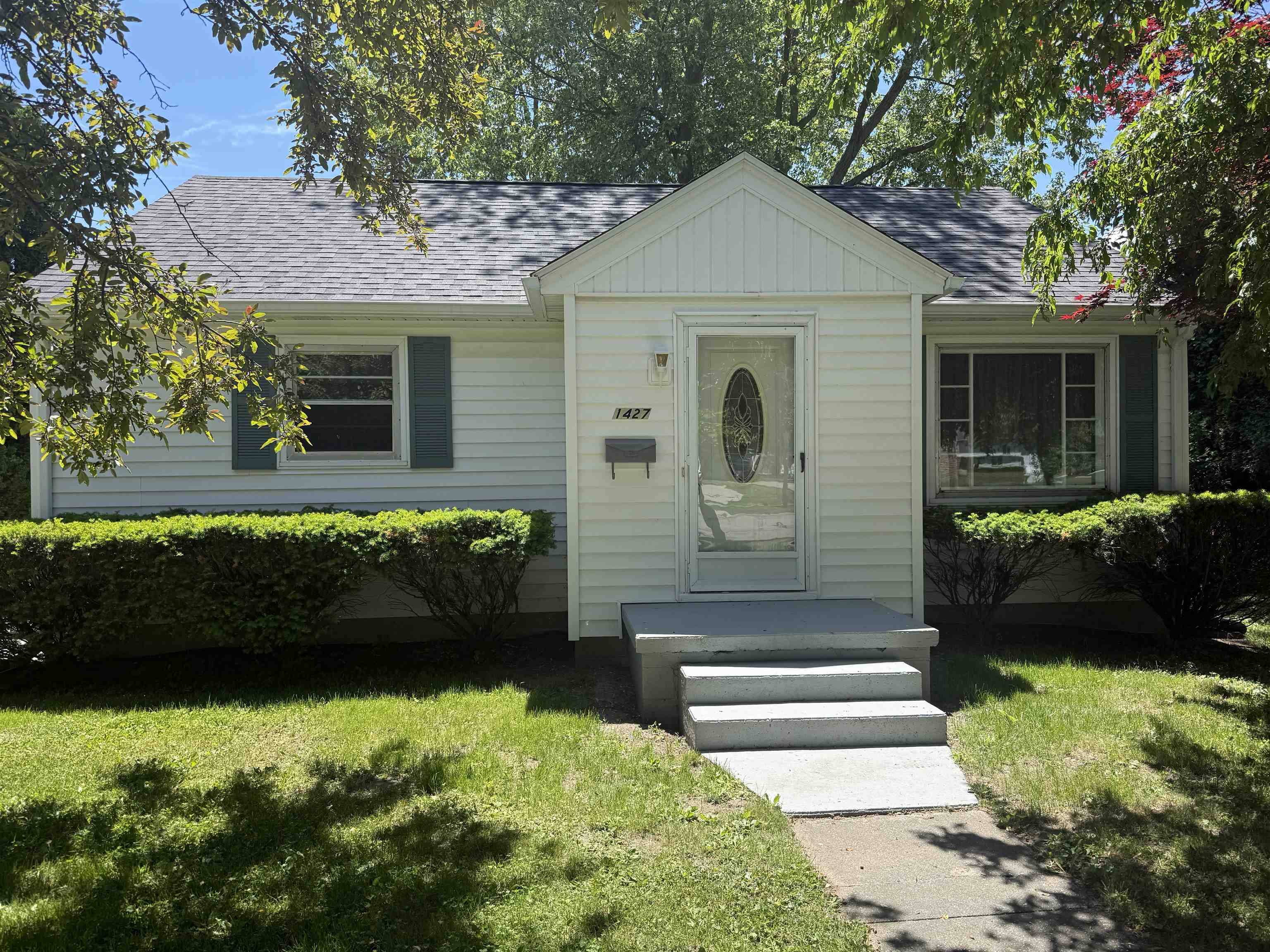 1427 W King ST, Owosso, MI 48867