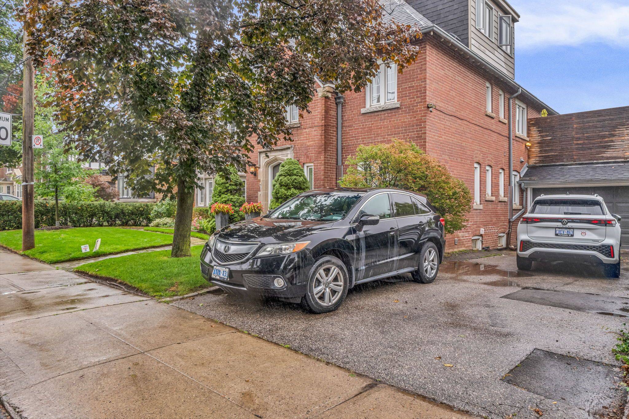 137 Highbourne RD, Toronto C03, ON M5P 2J8