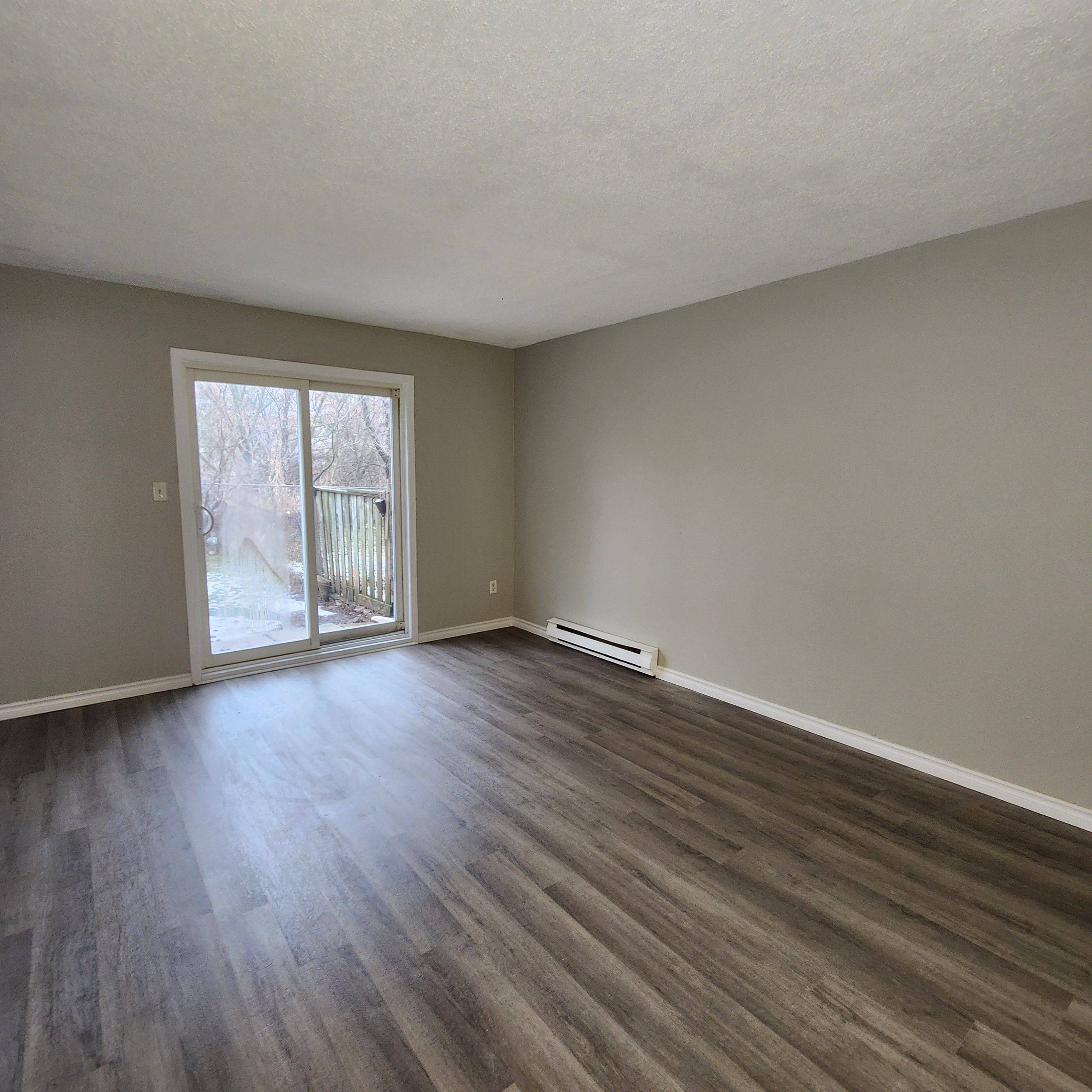 725 Cricklewood DR #5, Oshawa, ON L1K 1R5