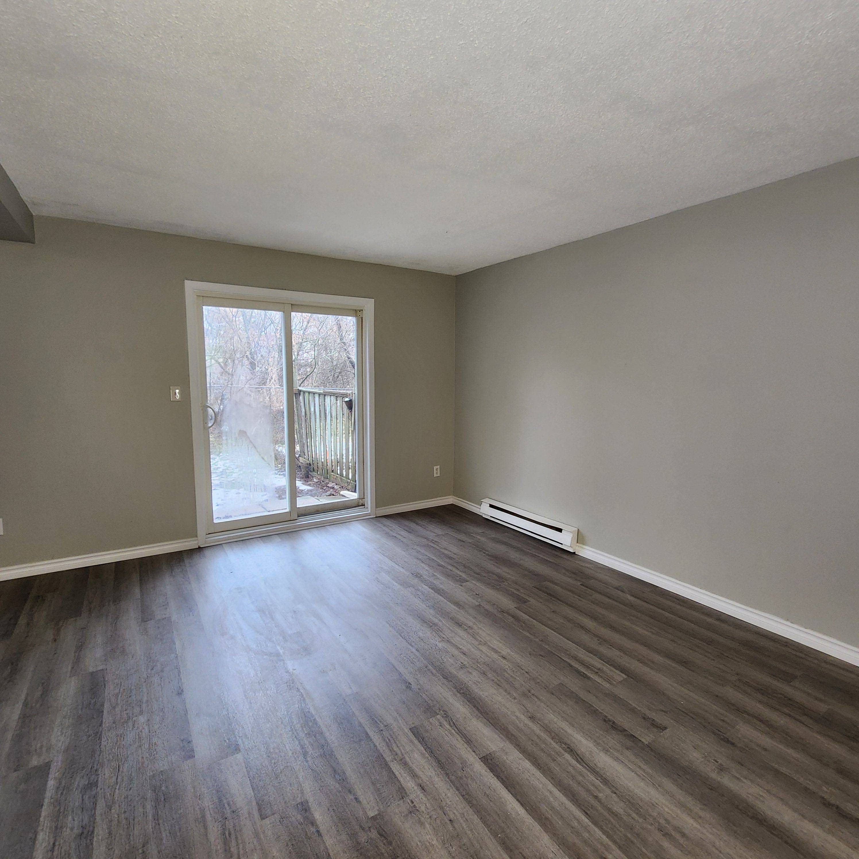 725 Cricklewood DR #5, Oshawa, ON L1K 1R5