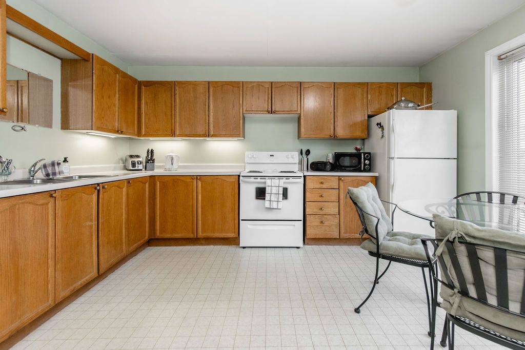 4 Shaw ST, Springwater, ON L0L 1P0