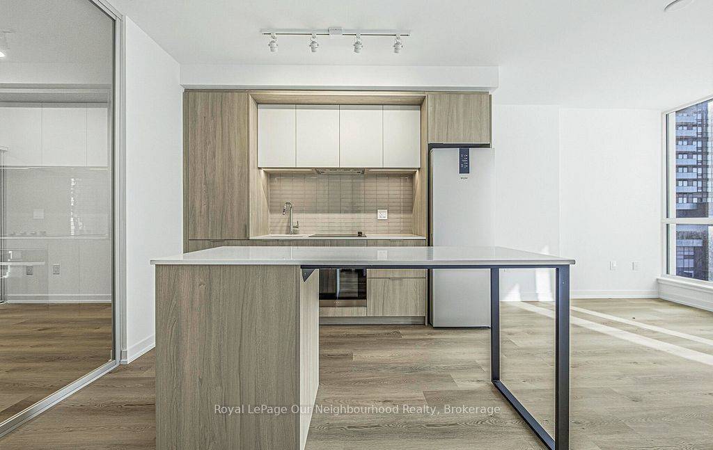 395 Square One DR #412, Mississauga, ON L5B 0P6