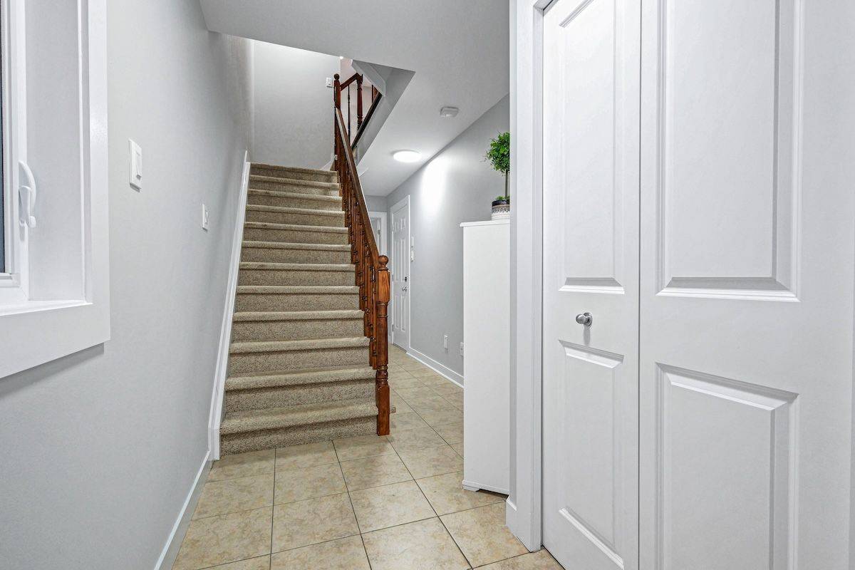 78 Songbird Private, Bells Corners And South To Fallowfield, ON K2H 0A2