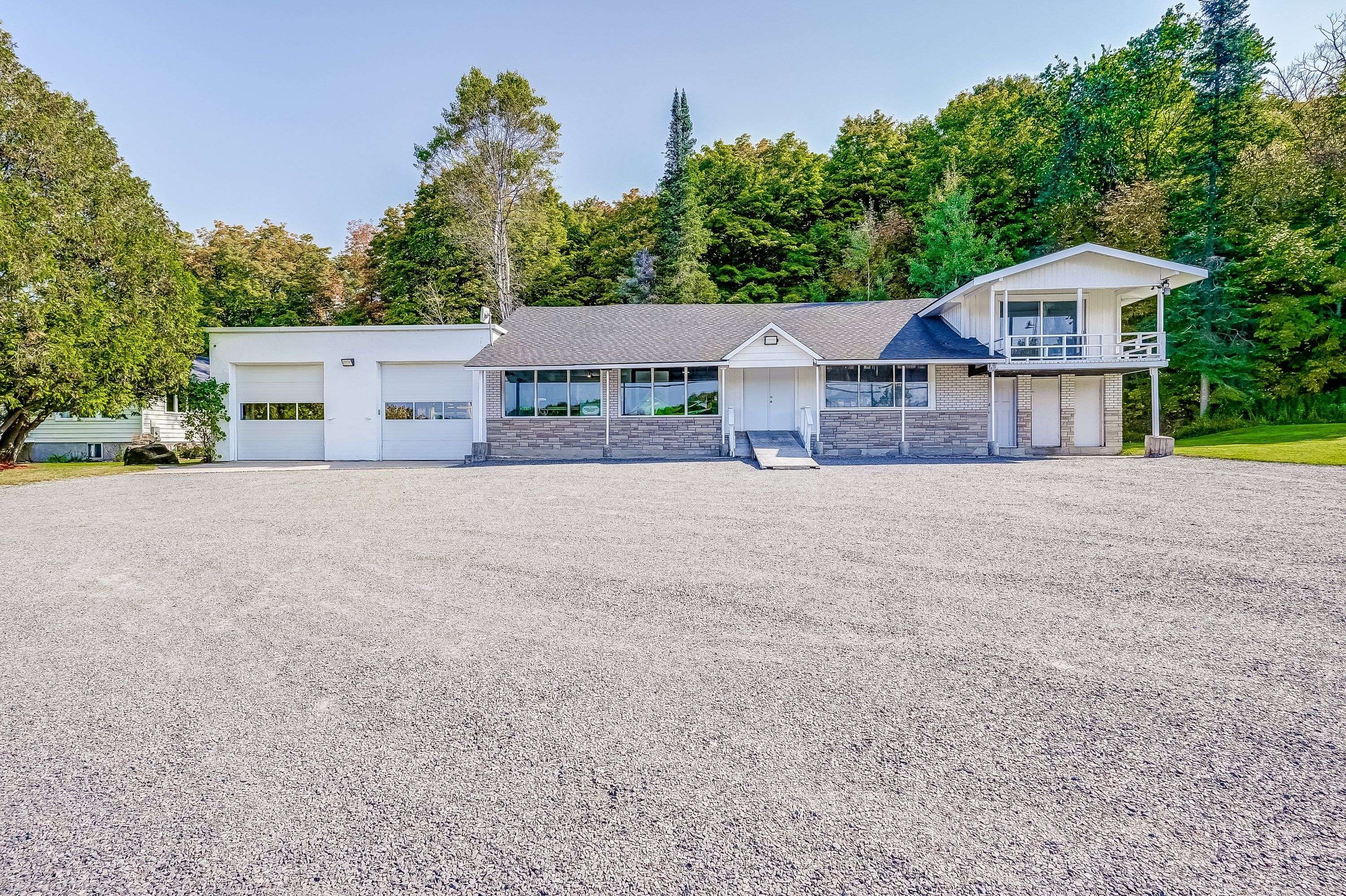 949 Raymond RD, Muskoka Lakes, ON P0B 1M0