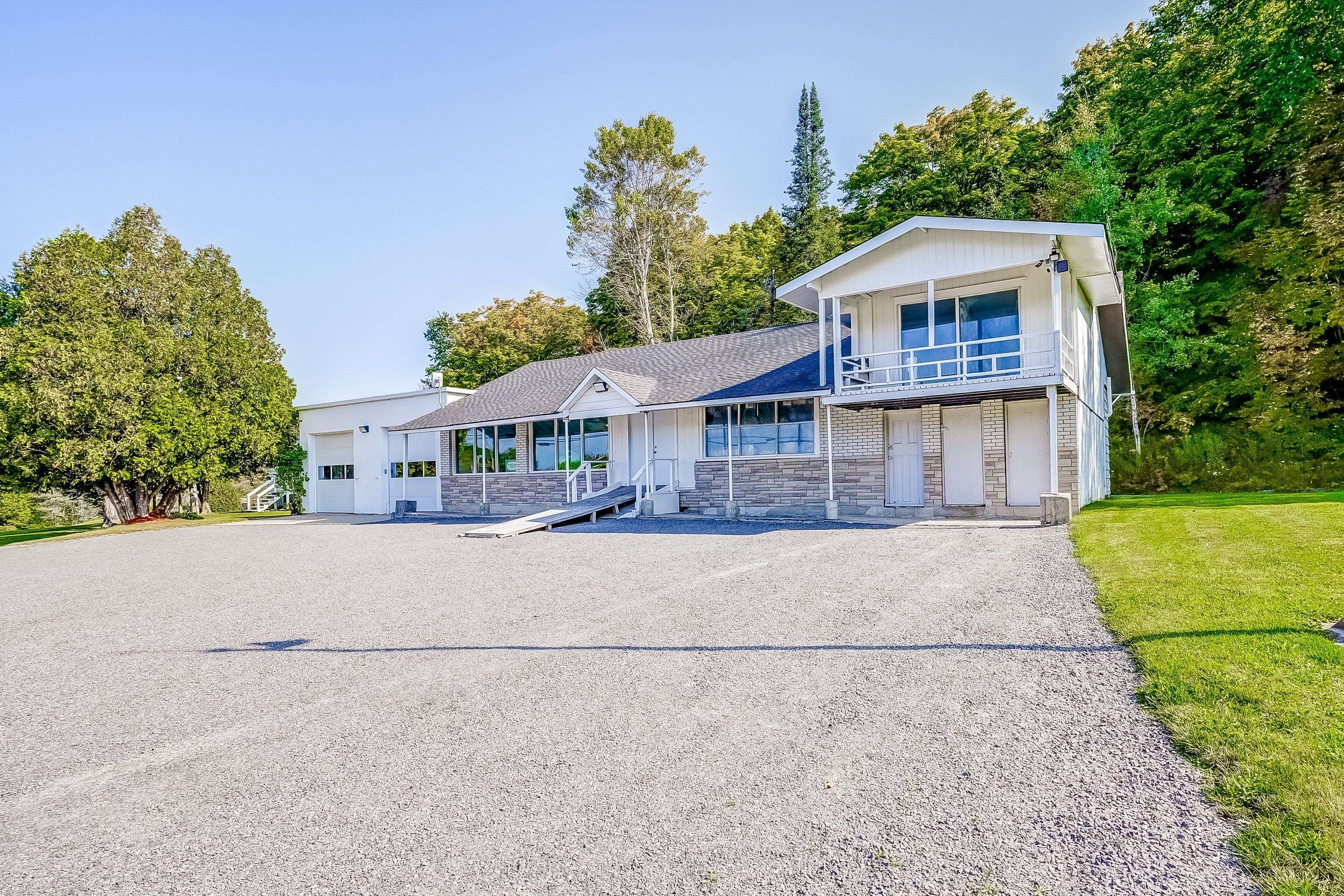 949 Raymond RD, Muskoka Lakes, ON P0B 1M0