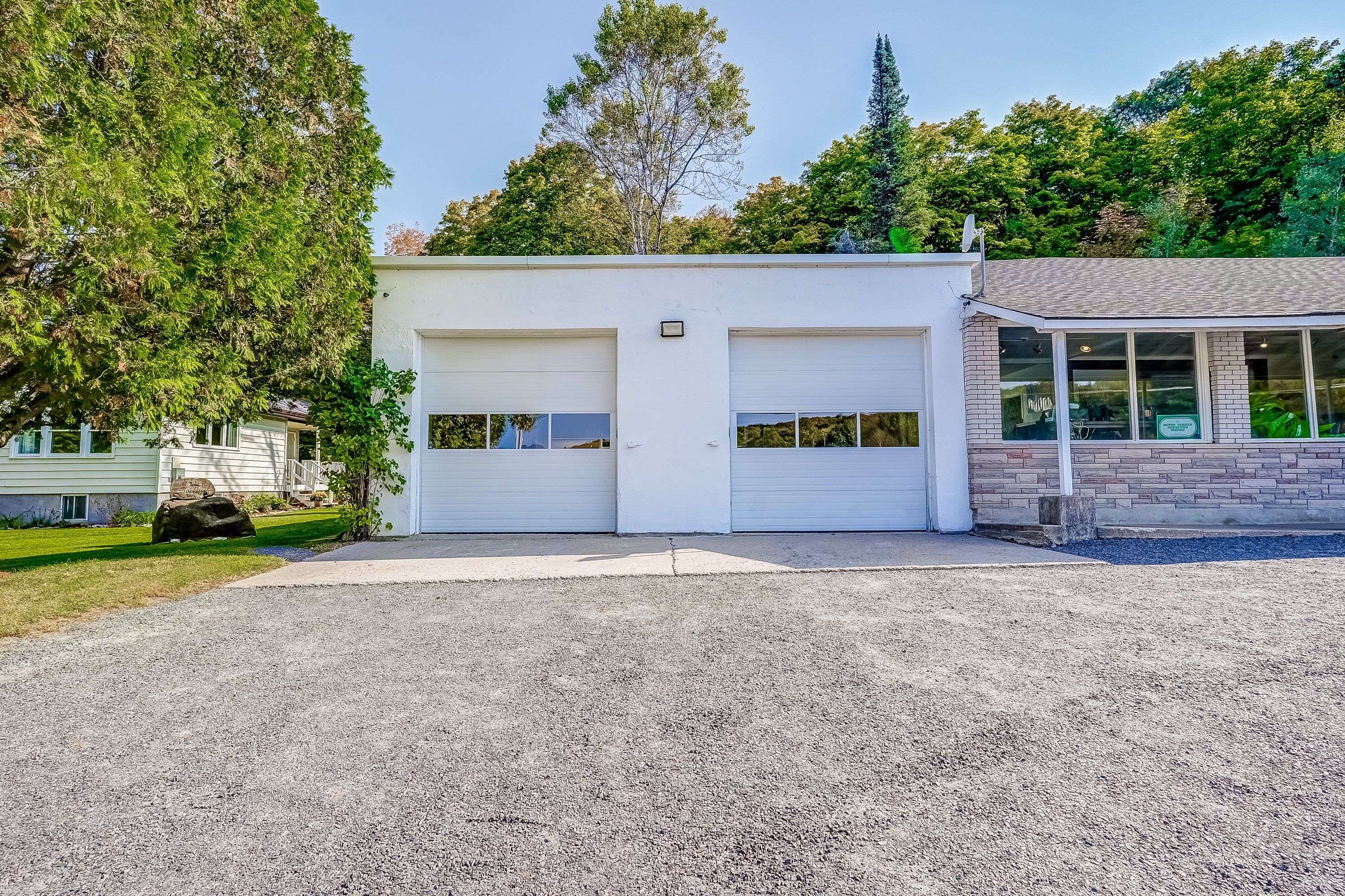 949 Raymond RD, Muskoka Lakes, ON P0B 1M0